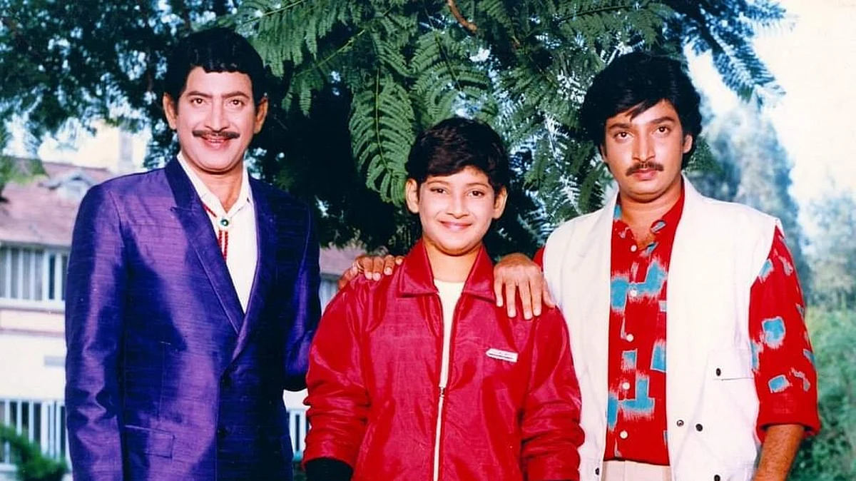 தந்தை கிருஷ்ணா, தம்பி மகேஷ் பாபு உடன் ரமேஷ் பாபு(வலது)