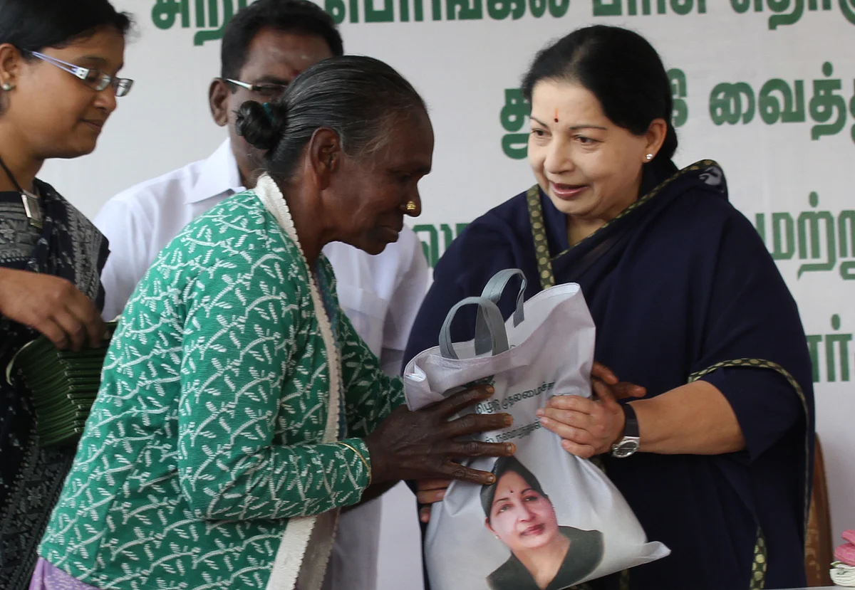 100 ரூபாய் ரொக்கத் தொகையுடன் பொங்கல் பரிசுப் பை வழங்கும் ஜெயலலிதா