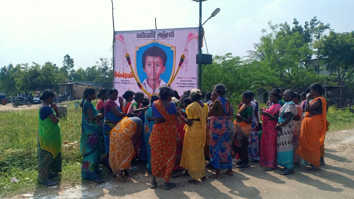 கொத்தமங்கலப்பட்டியில் புகழேந்தியின் அஞ்சலி போஸ்டர் முன்பாக அழும் பெண்கள்