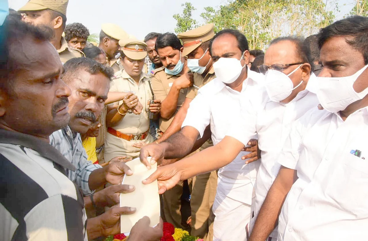 காசோலை வழங்கியபோது