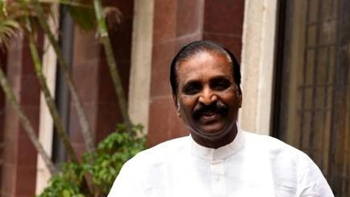 “இருள்கட்டிக் கிடக்கும் ஏழைக் குடிகள் கண்ணில் நீரோடு கவனிக்கின்றன” -கவிஞர் வைரமுத்து