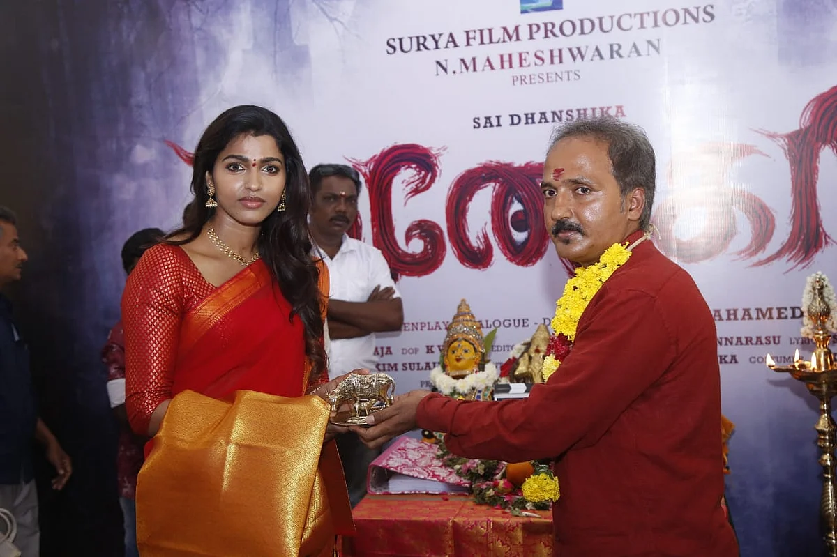சாய் தன்ஷிகா 2 வேடங்களில் நடிக்கும் ’மனோகரி’