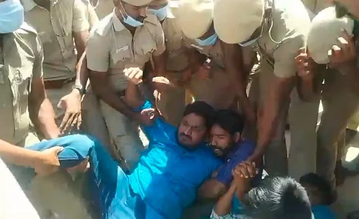 வலுக்கட்டாயமாக கைது செய்யப்படும் தெய்வத் தமிழர் பேரவையினர்