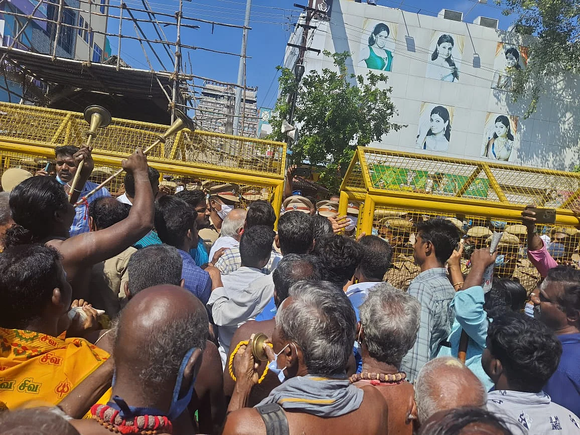 கோயிலுக்குள் நுழைய முயன்ற தெய்வத்தமிழ் பேரவையினர்