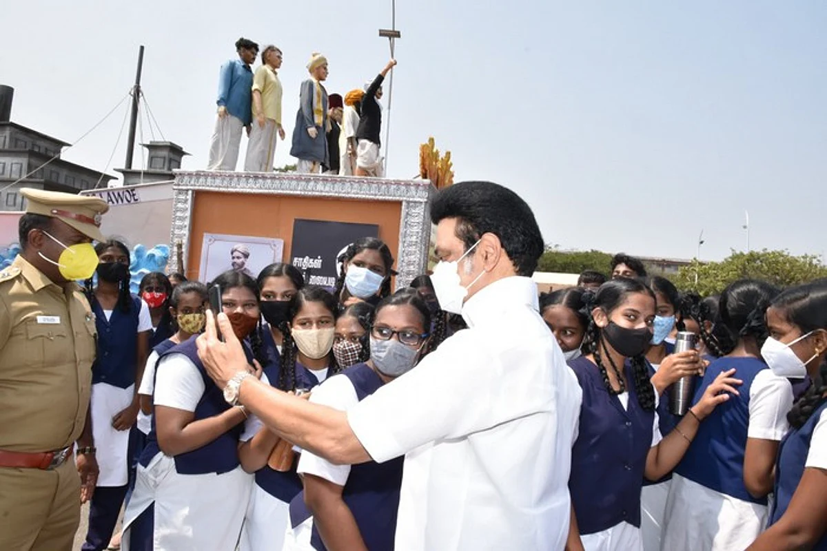 மெரினாவில் மாணவிகளுடன் முதல்வர் ஸ்டாலின் செல்ஃபி (வீடியோ)