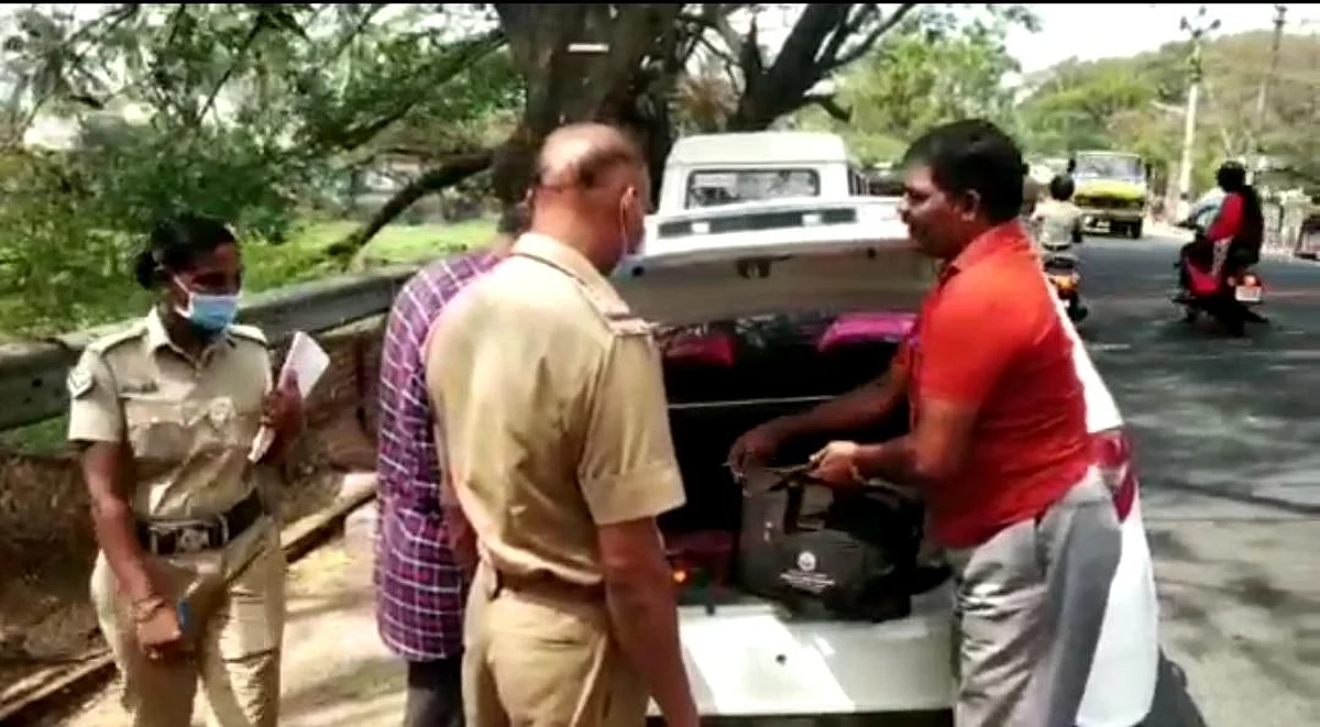 கொகுசுகாரில் கொண்டு சென்ற ரூ.13 லட்சம் பறிமுதல்