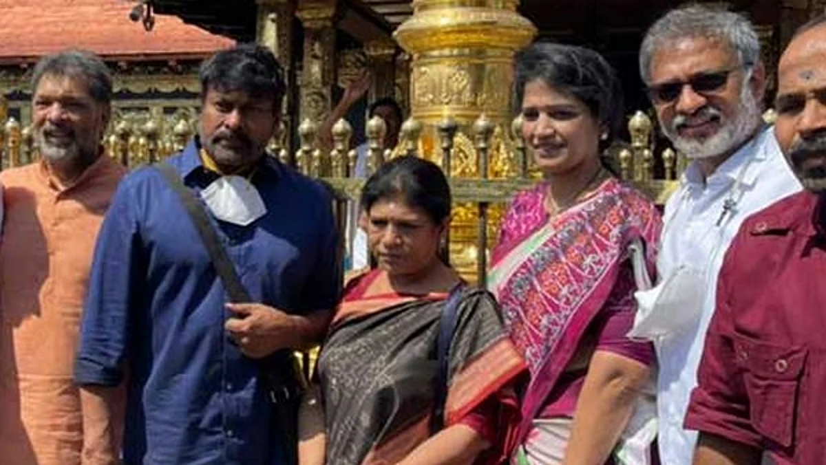 சபரிமலையில் மனைவியுடன் நடிகர் சிரஞ்சீவி