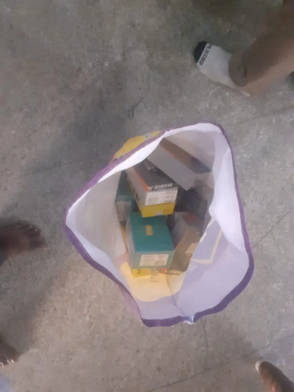 வீடு வீடாக செல்போன் விநியோகம்... போலீஸிடம் சிக்கிய அதிமுக பிரமுகர்