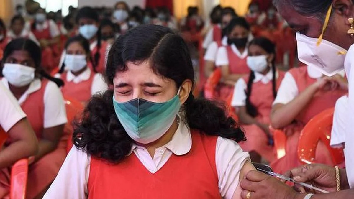 பூஸ்டர் டோஸ்: யாரெல்லாம் செலுத்திக்கொள்ளலாம், கட்டணம் என்ன?