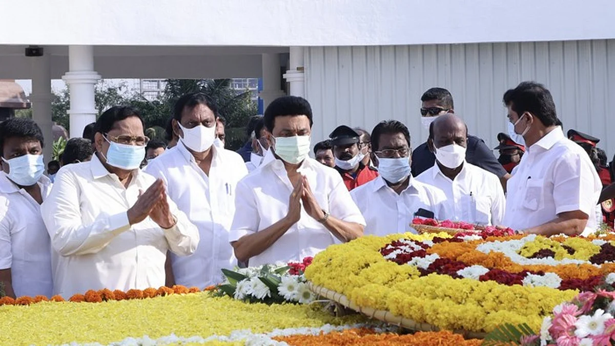 அண்ணா நினைவிடத்தில் முதல்வர் ஸ்டாலின், ஓபிஎஸ், ஈபிஎஸ் மரியாதை!
