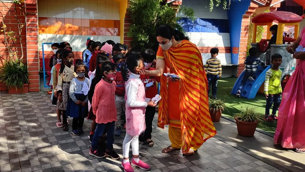 2 ஆண்டுகளுக்குப் பிறகு மழலையர் பள்ளிகள் திறப்பு; உற்சாகமாக வந்த குழந்தைகள்!