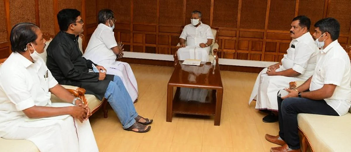 கேரள முதல்வர் பினராயி விஜயனுடன் திமுக எம்பி டி.கே.எஸ்.இளங்கோவன் சந்திப்பு