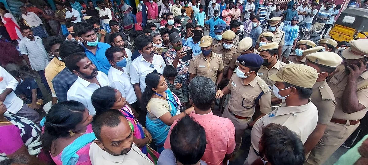 அரிவாளைக்காட்டி அதிமுக பெண் பூத் ஏஜென்ட்டுகளை பூட்டிவைத்து கள்ள ஓட்டு போட முயற்சி