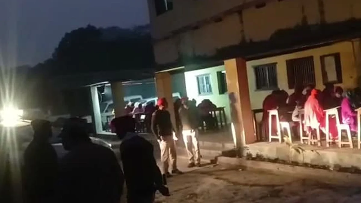 கார் விளக்கு வெளிச்சத்தில் தேர்வு