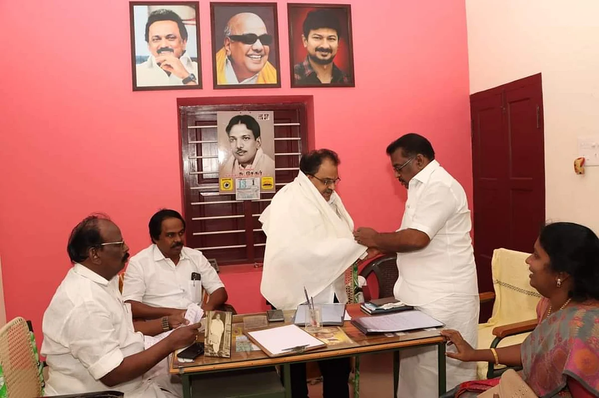 ஹாட் லீக்ஸ் -
பூச்சி முருகனிடம் வெடித்த பூசல்!