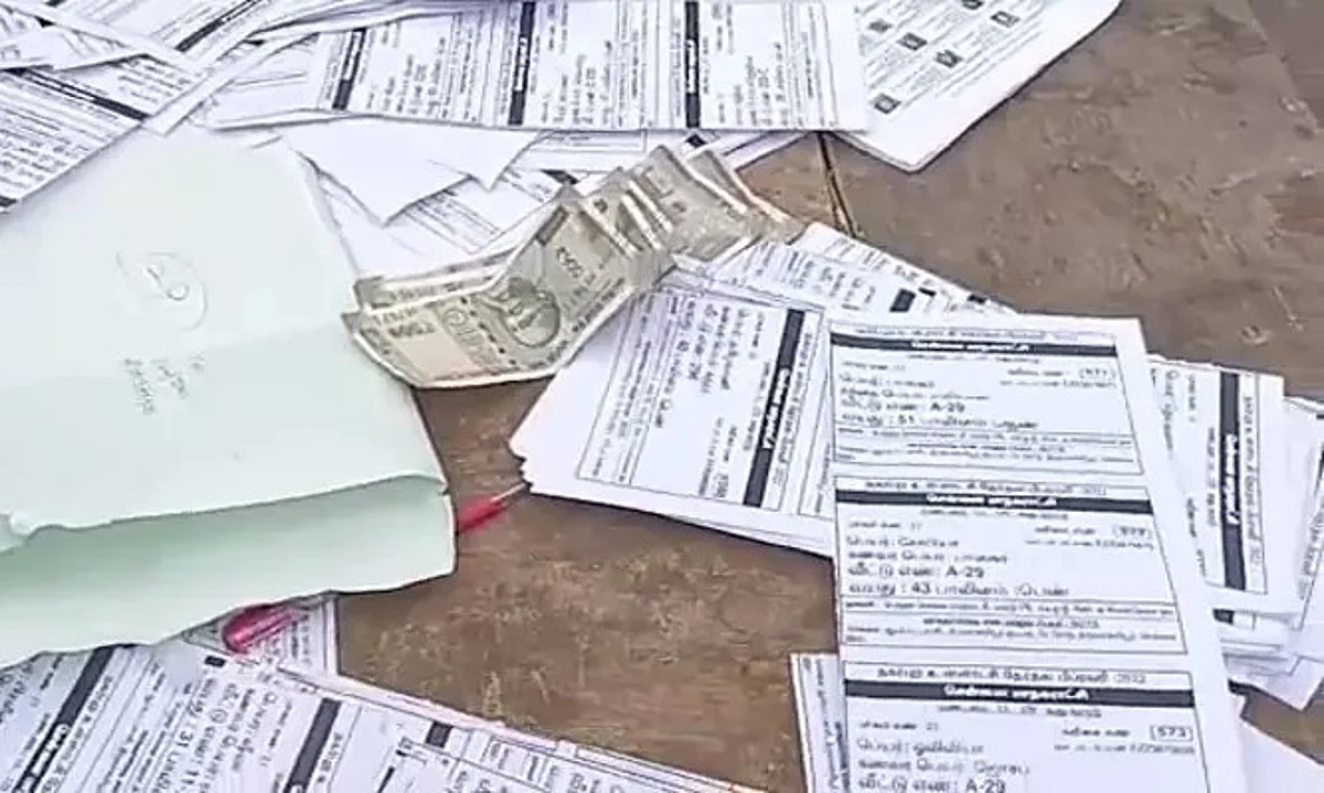 சென்னை வாக்காளர்களுக்கு பூத் சிலிப்புடன் வந்த பணம்!