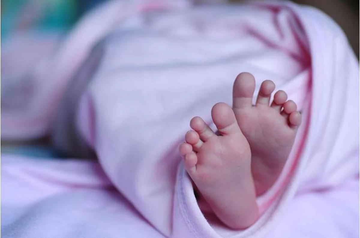 பள்ளி மாணவிக்குப் பிரசவம்; பிறந்ததும் இறந்த குழந்தை