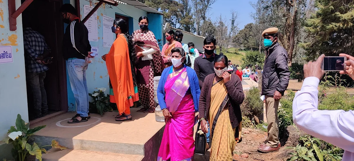 வாக்களிக்க வரும் வாக்காளர்கள்