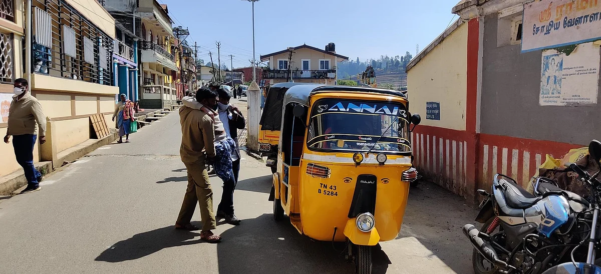 உதகை காந்தல் வாக்குச்சாவடியில் வாக்களிக்க மாற்று திறனாளியை அழைத்து வருகிறார்கள்