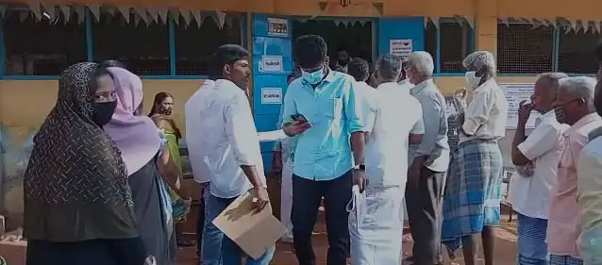 ஹிஜாப் அணிந்த பெண்ணுக்கு எதிர்ப்பு தெரிவித்து பாஜக முகவர் கோஷம்
