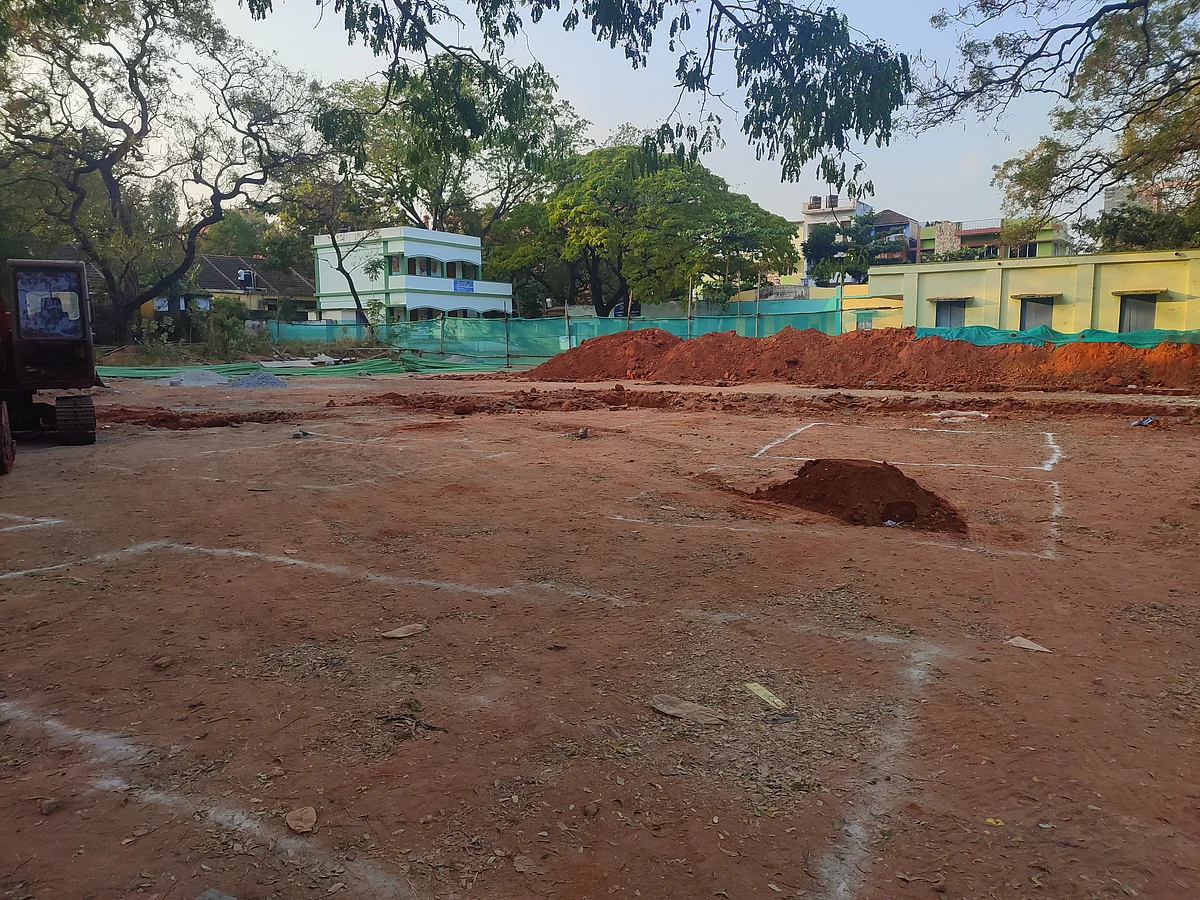 அரசுப் பள்ளி மைதானத்தை கபளீகரம் செய்யும் புதிய கட்டுமானம்