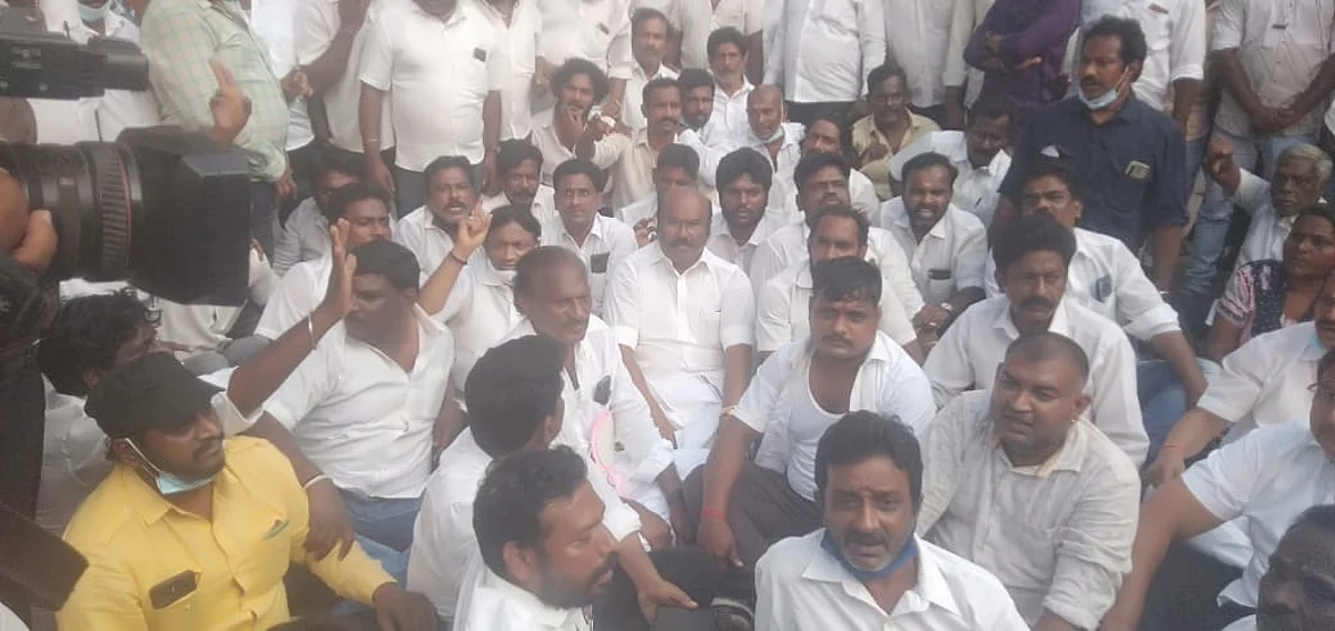 திமுகவினர் கள்ள ஓட்டு போட முயற்சி; தடுக்க முயன்ற அதிமுக, பாஜகவினர் மீது தாக்குதல்