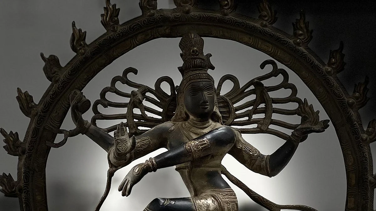 பல கோடி மதிப்புள்ள சாமி சிலைகள், பவுத்த மதப் பேழைகள் மீட்பு