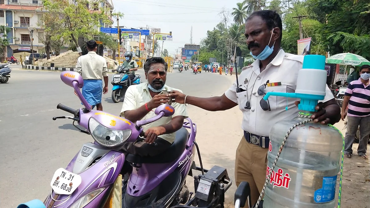 `இங்கே வாங்க, தாகத்தை தீர்த்துக்கொள்ளுங்கள்'- தலைமை காவலரின் மனிதநேயம்