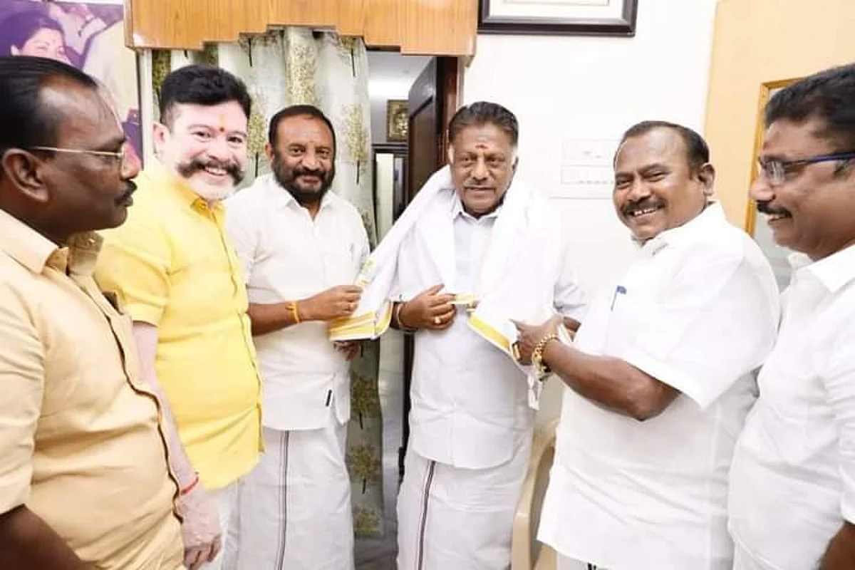 பெரியகுளத்தில் ஓ.பன்னீர்செல்வத்தை சந்தித்த முன்னாள் அதிமுக அமைச்சர்கள் புத்திச்சந்திரன், செல்லப்பாண்டியன்.