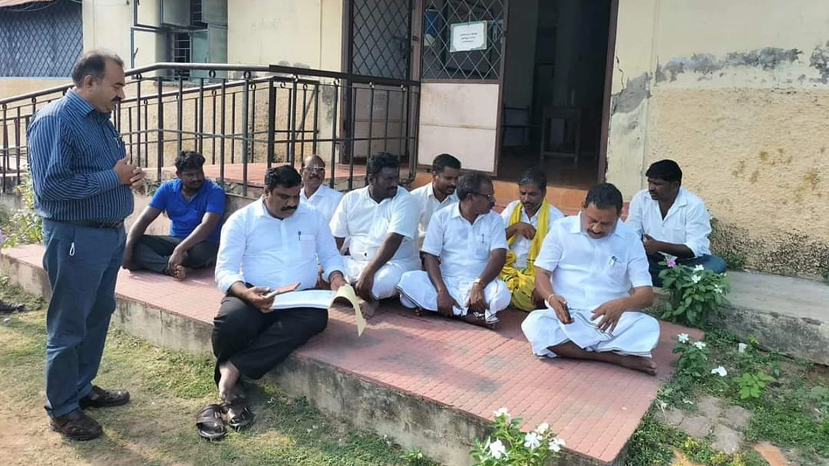 எதற்காக காத்திருந்தார் ஓ.எஸ்.மணியன்?