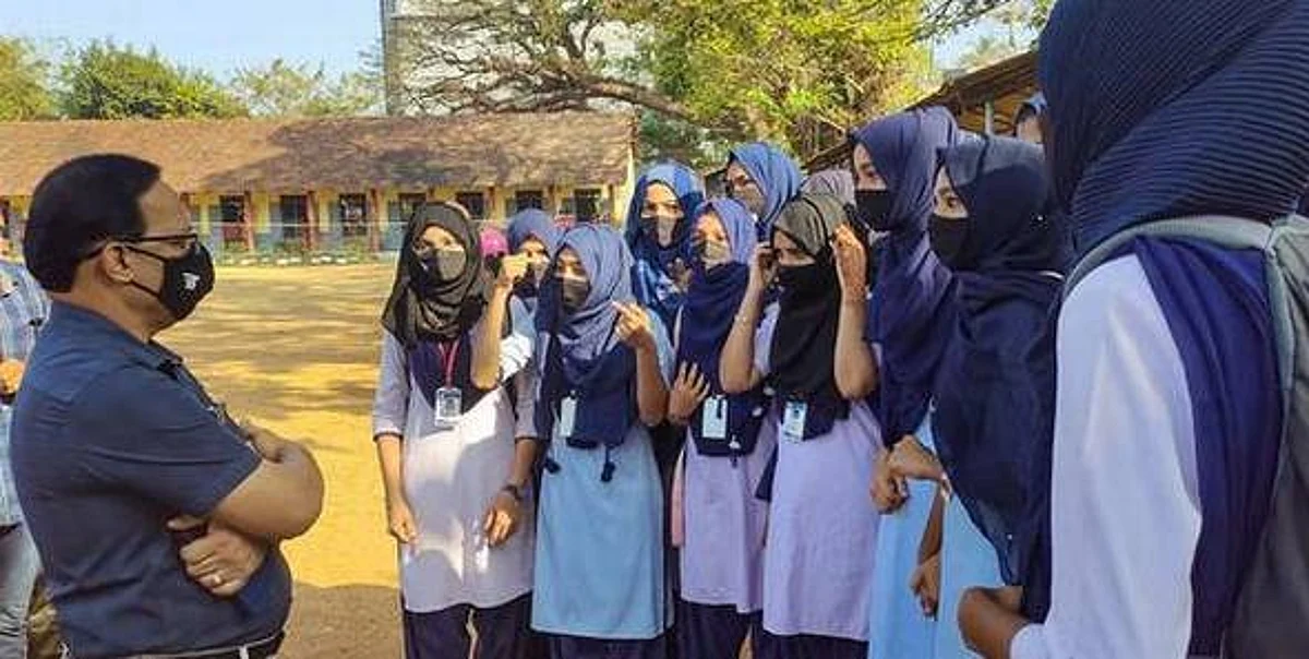 `கல்வி நிலையங்களில் ஹிஜாப்புக்கு தடை விதித்தது செல்லும்'