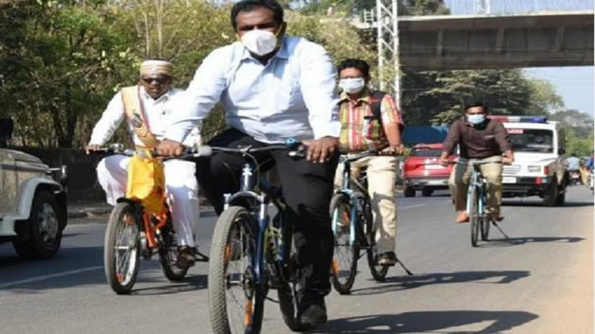 மதுரை ஆட்சியர் சைக்கிளில் வந்தபோது...