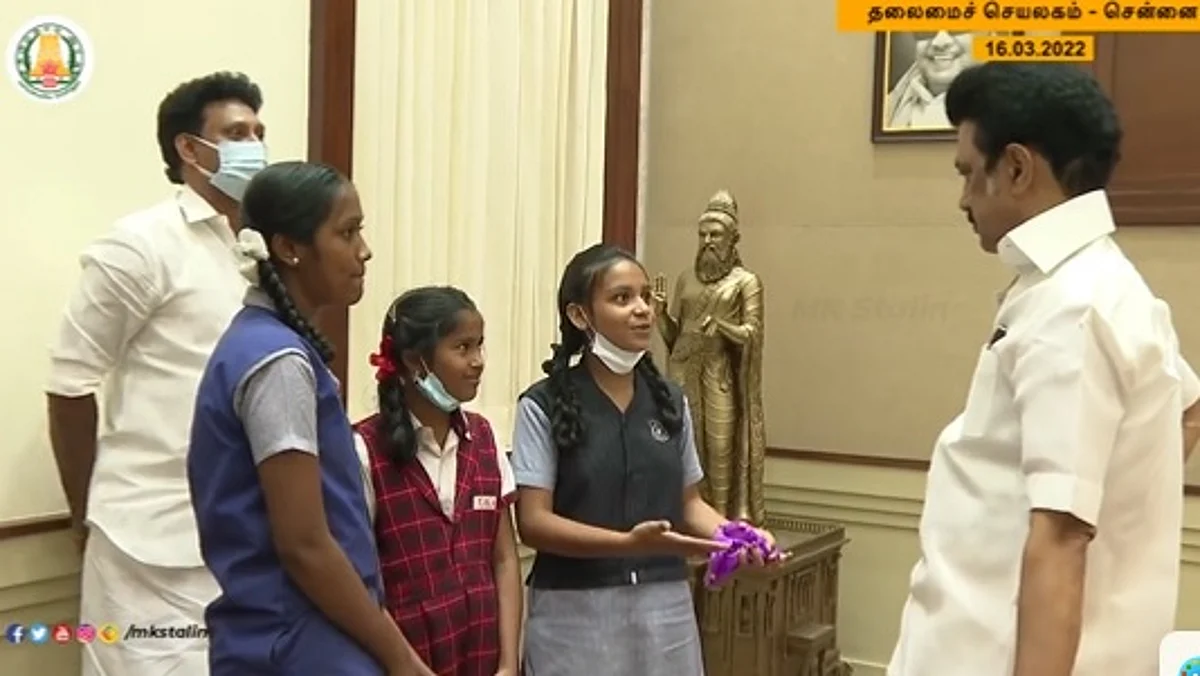 `நீங்க எங்க அப்பா மாதிரி அங்கிள்'- முதல்வரை நெகிழ வைத்த மாணவிகள் (வீடியோ)