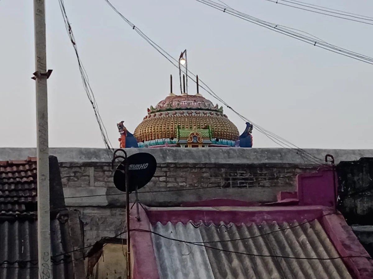 கலசங்கள் திருடு போயுள்ள அம்பாள் சன்னதி கோபுரம்