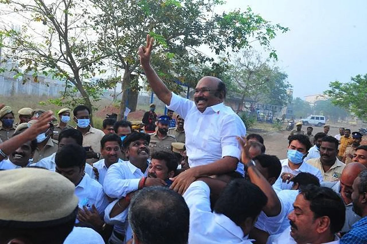 ஜெயக்குமாரை வீட்டுக்கு அழைக்கத் தயங்கும் திருச்சி அதிமுக விஐபி-க்கள்!