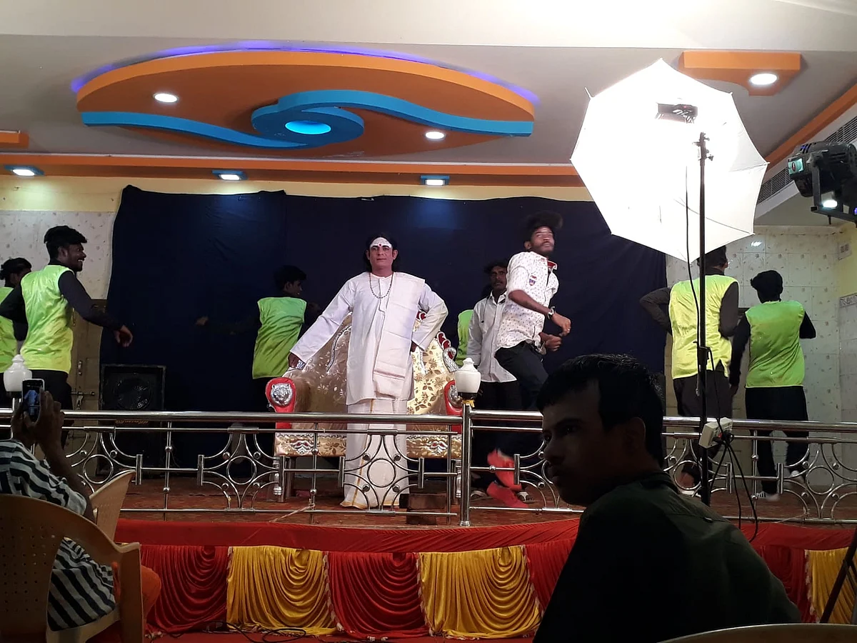 இல்ல விழாவில் நடைபெற்ற கலைநிகழ்ச்சி.