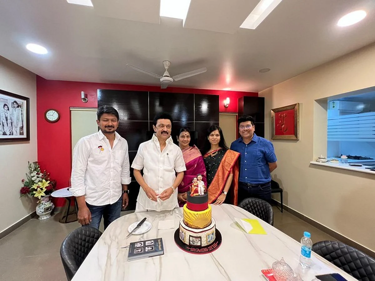 குடும்பத்தினருடன் பிறந்தநாள் கேக் வெட்டி முதல்வர் கொண்டாட்டம்