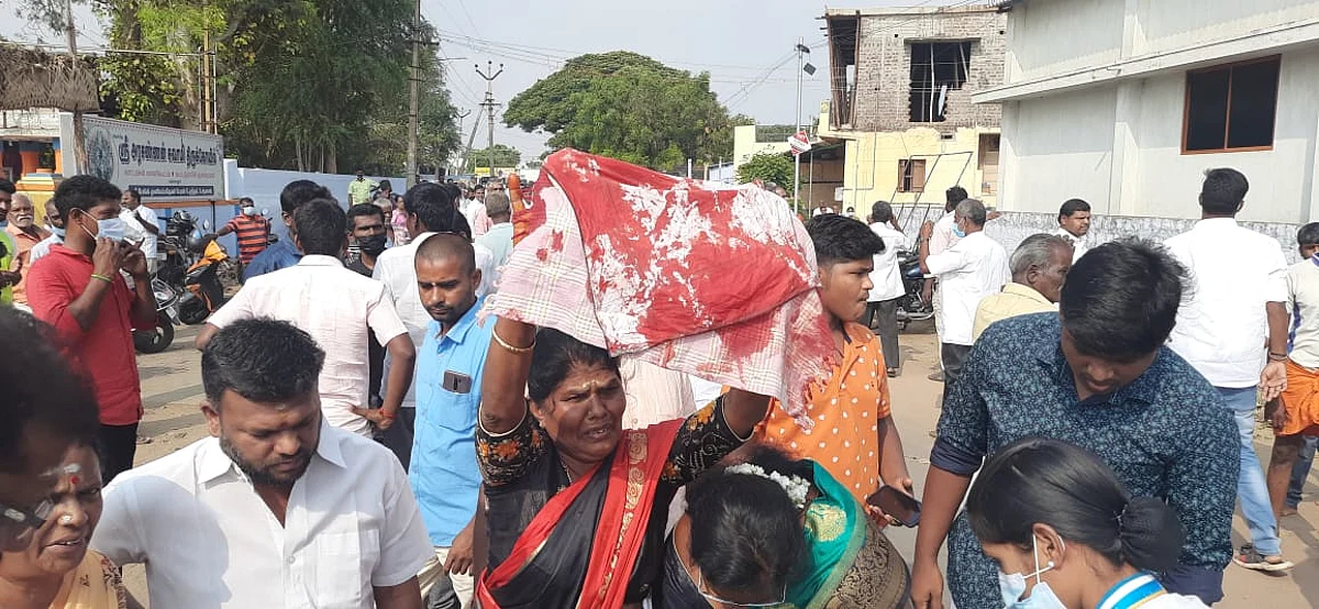 காவல்துறை தடியடியால் ரத்தக்களறியான வெள்ளலூர்!