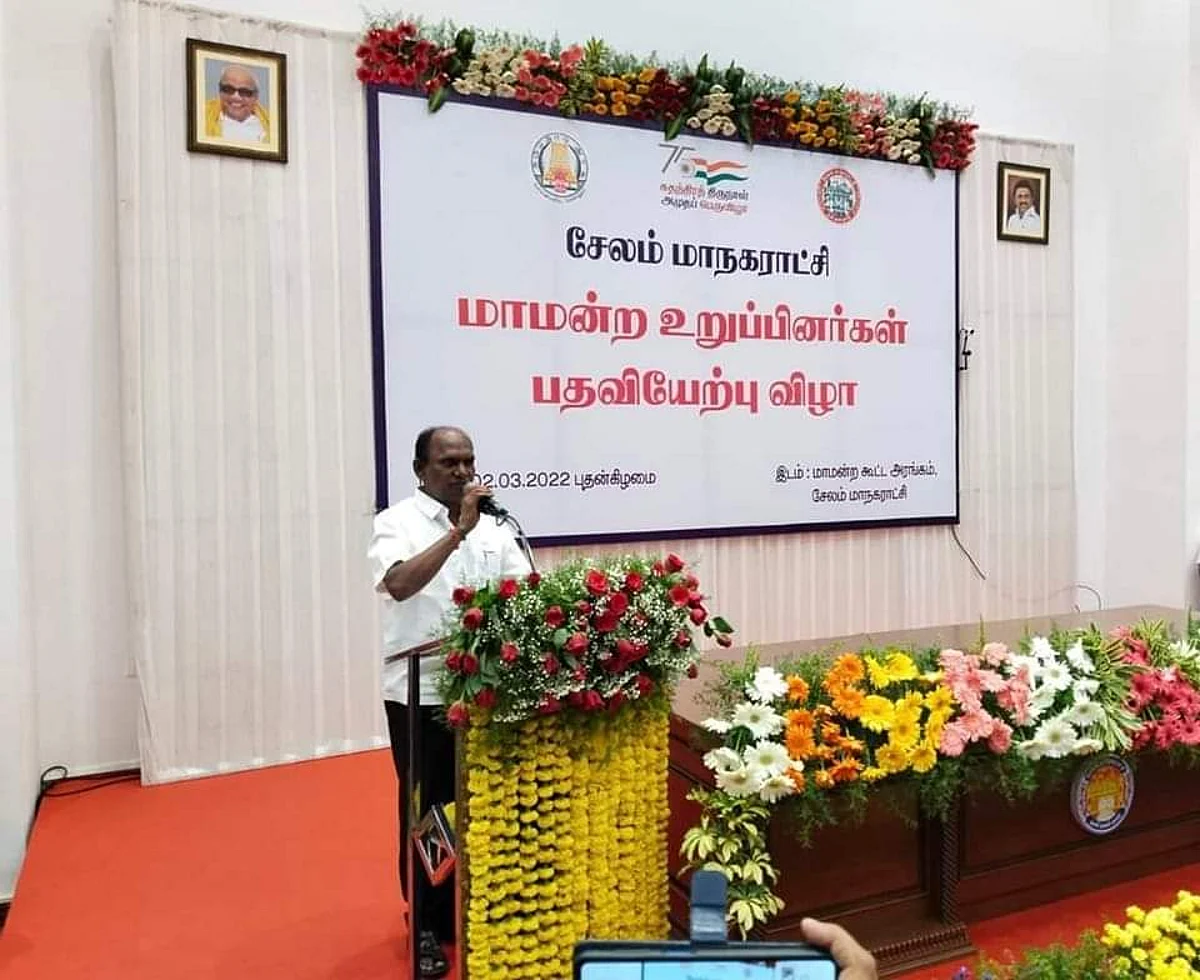 ‘வீரபாண்டியாரை வணங்கி’
பதவியேற்ற கவுன்சிலர்!