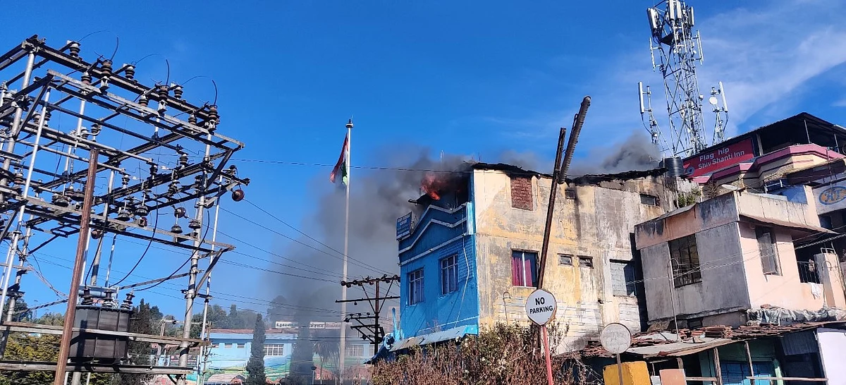 உதகையில் பற்றி எரிந்த லாட்ஜ்... ஒரு மணி நேரம் போராடிய வீரர்கள்