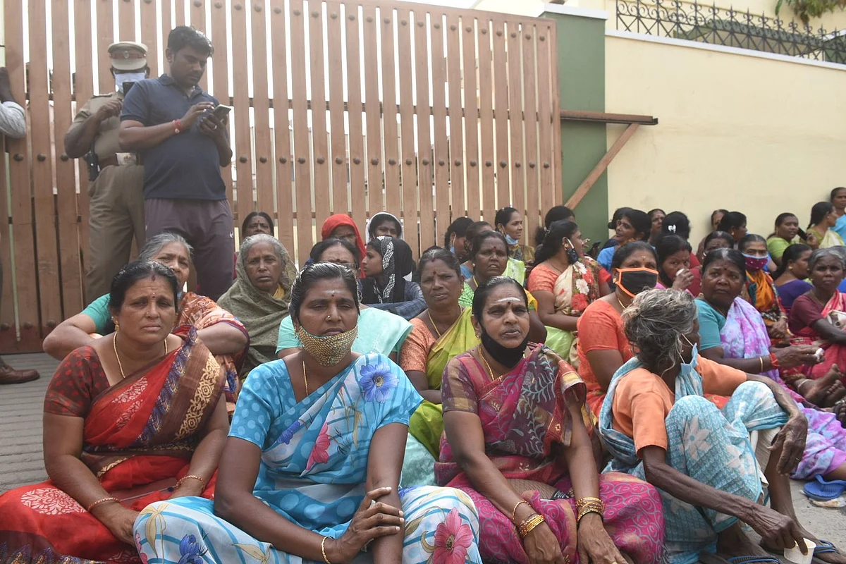 எஸ்.பி.வேலுமணி வீட்டின் முன் நடந்த விருந்து