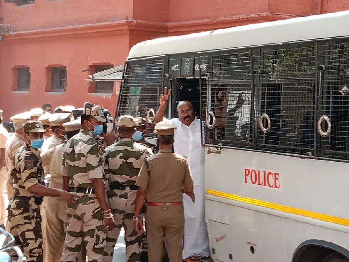 திருச்சியில் தங்கியிருக்க வேண்டும்: ஜெயக்குமாருக்கு நிபந்தனை ஜாமீன்