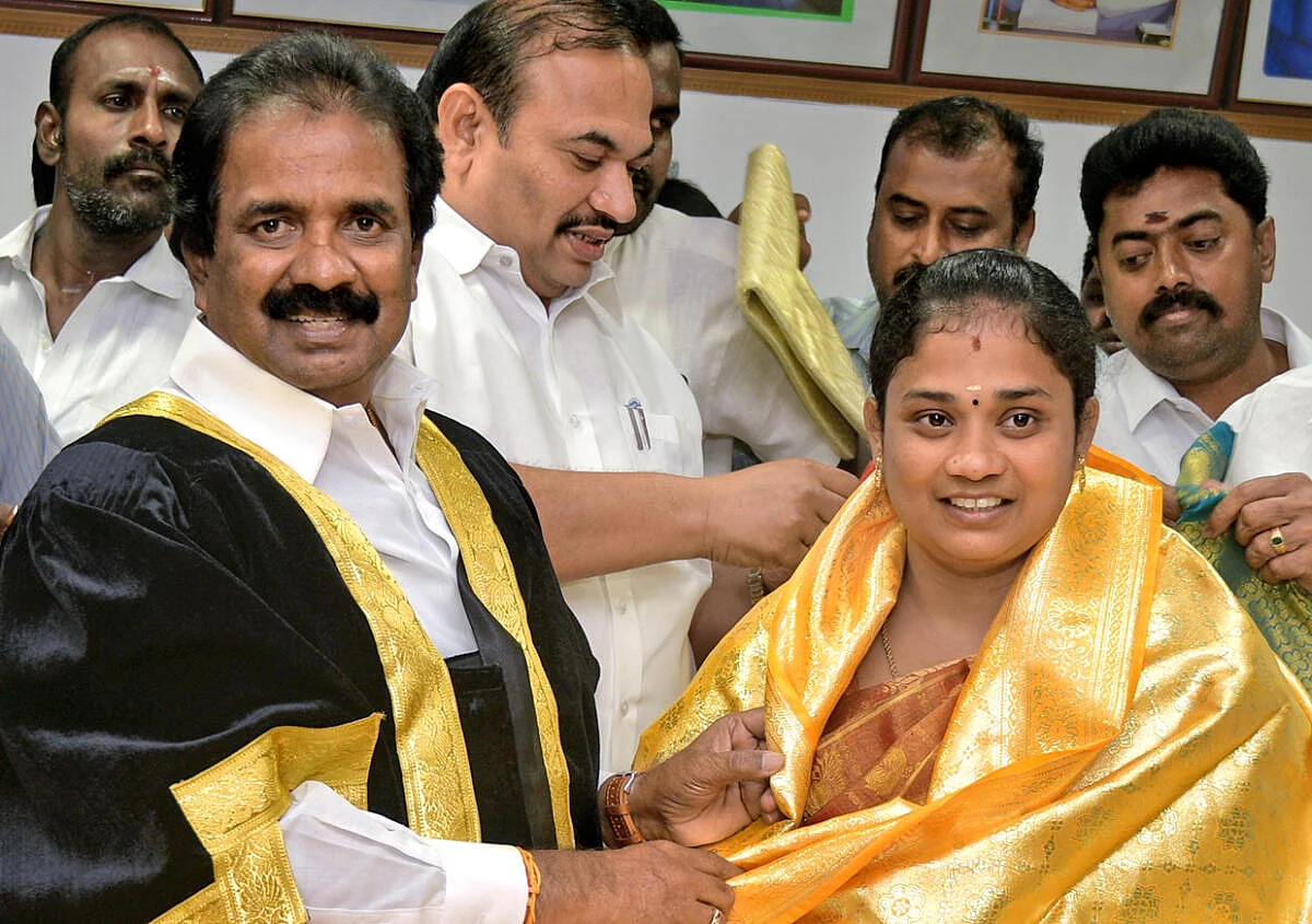 துணை மேயர் திவ்யாவை வாழ்த்தும் அன்பழகன்