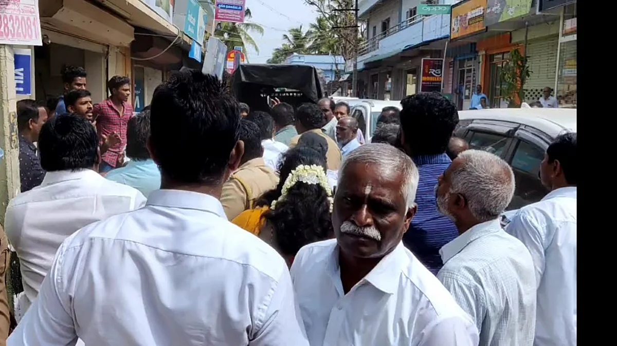 பாஜகவினர் புடைசூழ
பதவியேற்க வந்த காங்கிரஸ் கவுன்சிலர்!