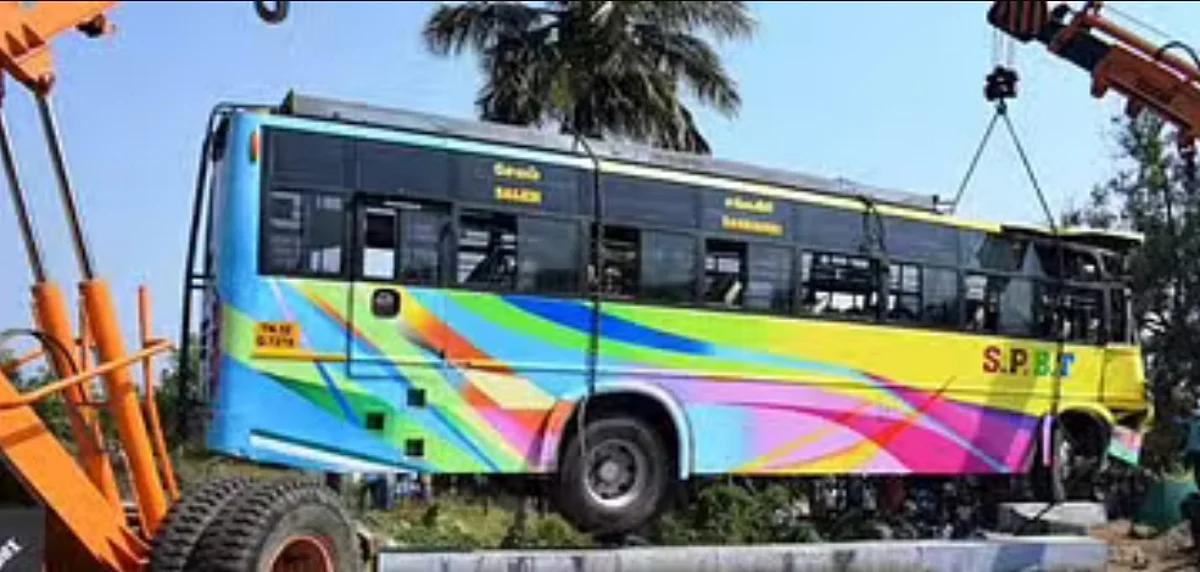 சங்ககிரி அருகே பேருந்து கவிழ்ந்து விபத்து