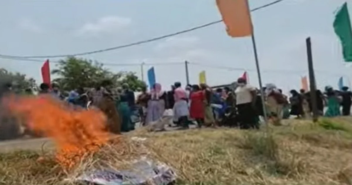 இலங்கை பிரதமர் ராஜபக்சே பேனருக்கு தீ வைத்த தமிழ் பெண்கள்