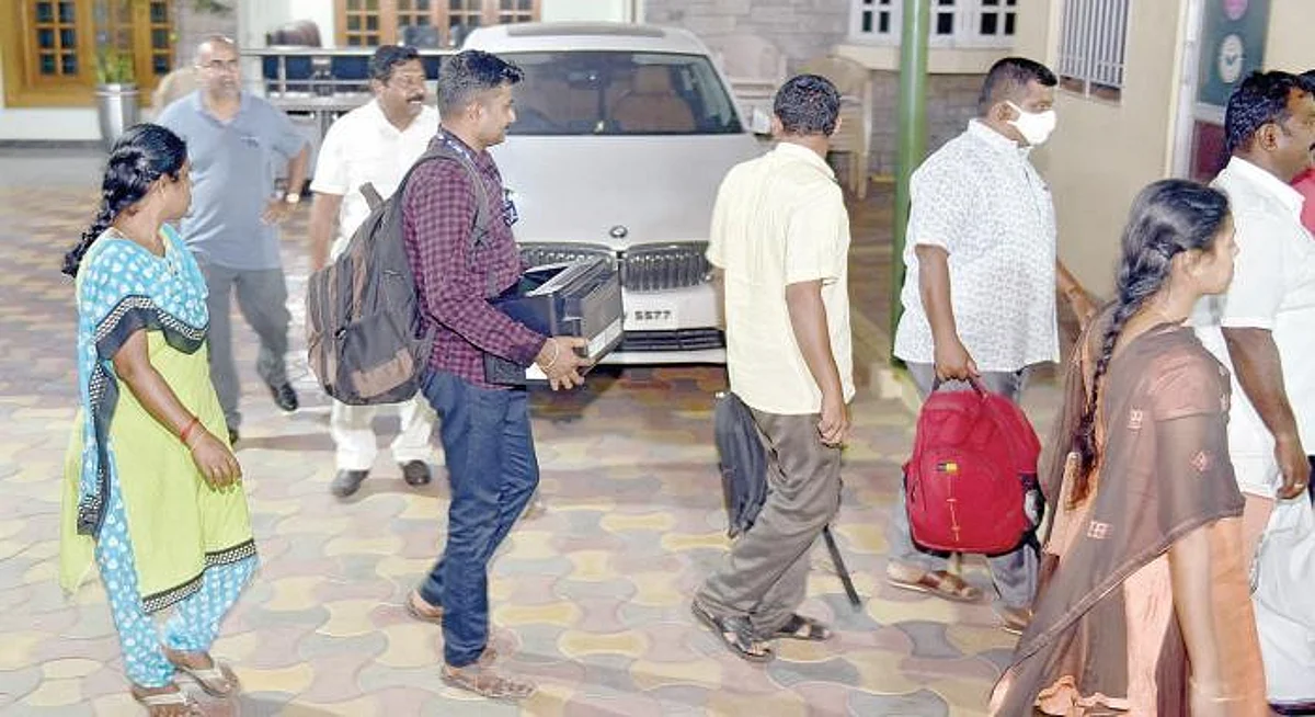 `உதயநிதியைத் திருப்திப்படுத்தவே
எஸ்.பி.வேலுமணி வீட்டில் சோதனை'