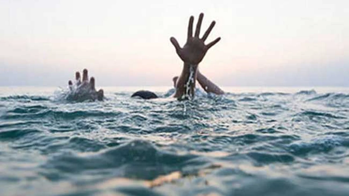 வைகை ஆற்றில் வெள்ளப்பெருக்கு; சுழலில் சிக்கி சிஆர்பிஎஃப் வீரர் உள்பட இருவர் பலி: மேலும் நான்கு பேரின் கதி?