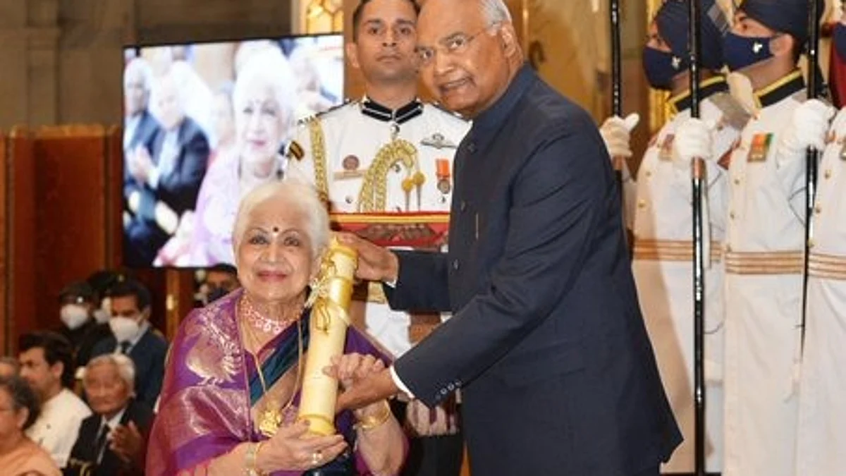பழம்பெரும் நடிகை சவுக்கார் ஜானகிக்கு பத்மஸ்ரீ விருது: ஜனாதிபதி வழங்கினார்