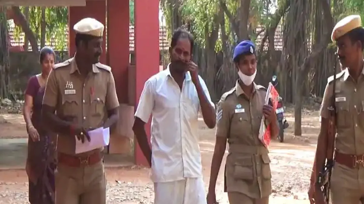 சிறுமிக்கு எதிரான பாலியல் வழக்கில் தீர்ப்பு: மீசையை முறுக்கிவிட்டு வந்த குற்றவாளி!